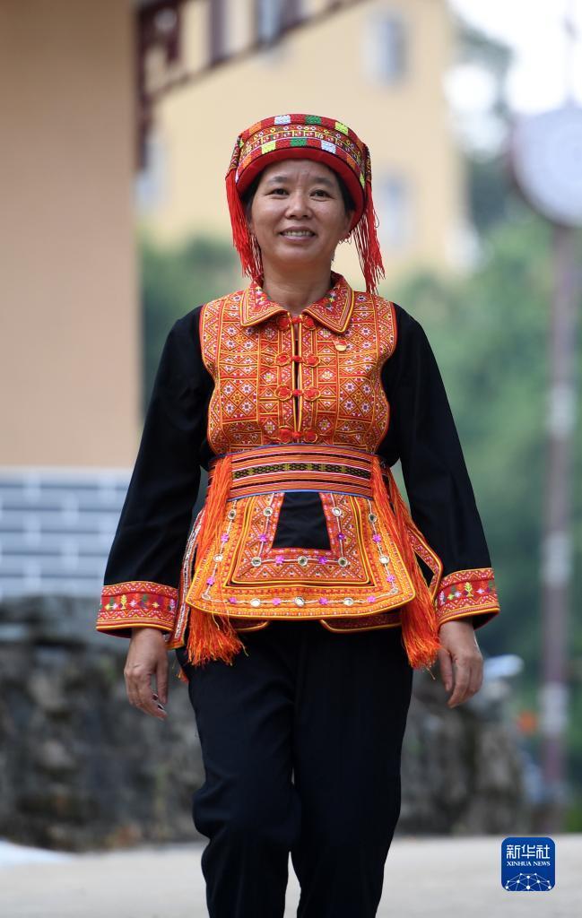 　在廣西蒼梧縣六堡鎮(zhèn)山坪村，祝雪蘭走在村道上（2022年9月22日攝）。新華社記者 陸波岸 攝